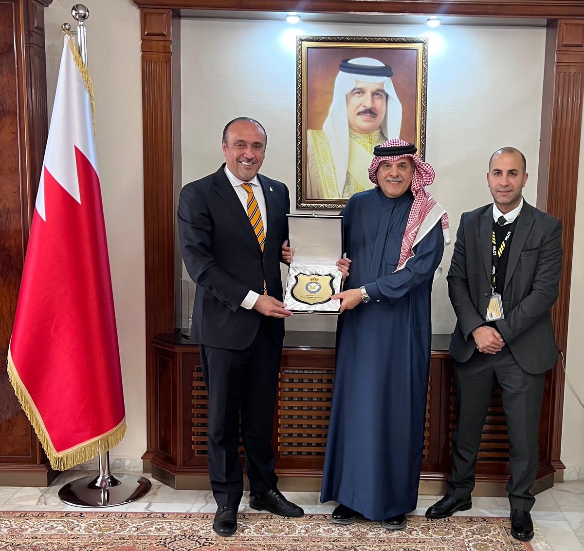 BahrainEmbJO's tweet image. إستقبل سعادة السفير الشيخ خليفة بن عبدالله بن حمد آل خليفة، في مقر السفارة اليوم، بحضور الأستاذة مروة يوسف الجاسم المستشارة الثقافية بالسفارة، عطوفة المهندس مهند علي الفقير، المدير العام لأكاديمية الطيران الملكية الأردنية (RJAA)، والكابتن عمر الجهماني، مدير تدريب الطيران.