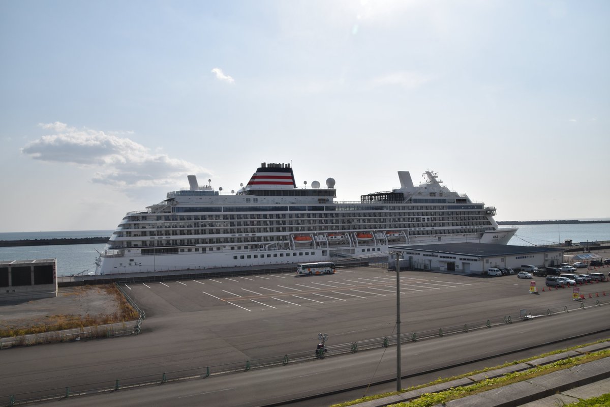 mlit_KochiKowan's tweet photo. 来ましたーーーー #飛鳥Ⅲ 🛳️✨‼️‼️
前回の初寄港を逃したので見られて嬉し～～😍🎉
真っ白で美しい船体✨✨✨
今晩から気温下がります🥶💦
高知港は午後から強風吹いてます🌬️💨💨
警報級の大雪になるところもあるとか❄️☃️
おだやかな冬だといいな・・・❤️
#冬の訪れ #クルーズ船 #高知観光 https://t.co/lAOV5GWcf7