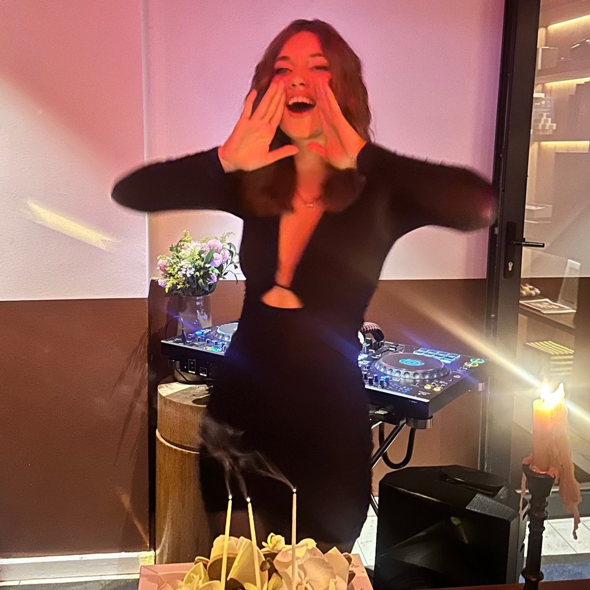 ☕️ • Geçtiğimiz gün 28. yaşını kutlayan Afra Saraçoğlu’nun, doğum gününde giydiği elbiseyi 3 sene önce de giymiş olması dikkatlerden kaçmadı!