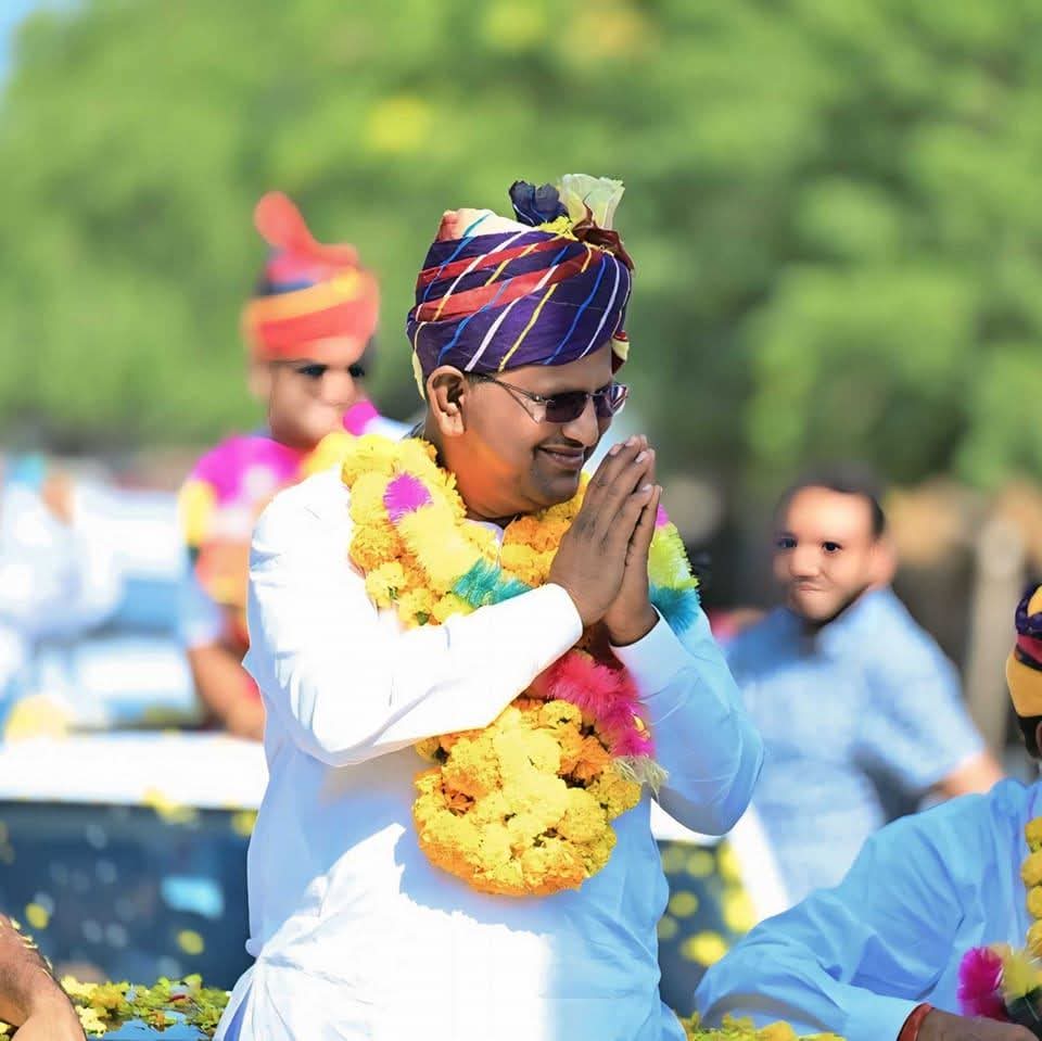 ManzuDinesh's tweet image. चौहटन विधायक आदूराम जी मेघवाल को जन्मदिन की हार्दिक शुभकामनाएं,

डबल इंजन सरकार के दावों के बावजूद यह प्रश्न आज भी अनुत्तरित है कि विकास आखिर किस मोड़ पर थम गया है?

सीमा क्षेत्र के कई गांव अब भी मूलभूत सुविधाओं- बिजली और पेयजल से वंचित हैं, जो चिंताजनक है।

क्षेत्र की जनता को…