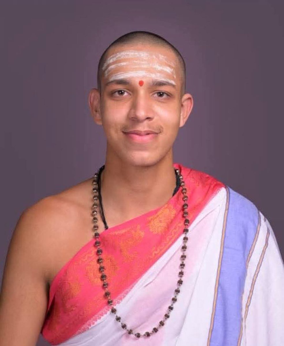 socially321's tweet image. दशकों से चले आ रहे प्रोपेगैंडा और आजादी के बाद हुए &apos;भीमकरण&apos; ने हिंदुओं, खासकर ब्राह्मणों को एक विचित्र किस्म के अपराधबोध में धकेल दिया है।

अपराधबोध का स्तर भी कुछ ऐसा कि अपने ही समाज के एक असाधारण विद्वान बालक की कालजयी उपलब्धि पर वो भीतर ही भीतर प्रफ्फुलित तो हो रहे हैं परंतु…