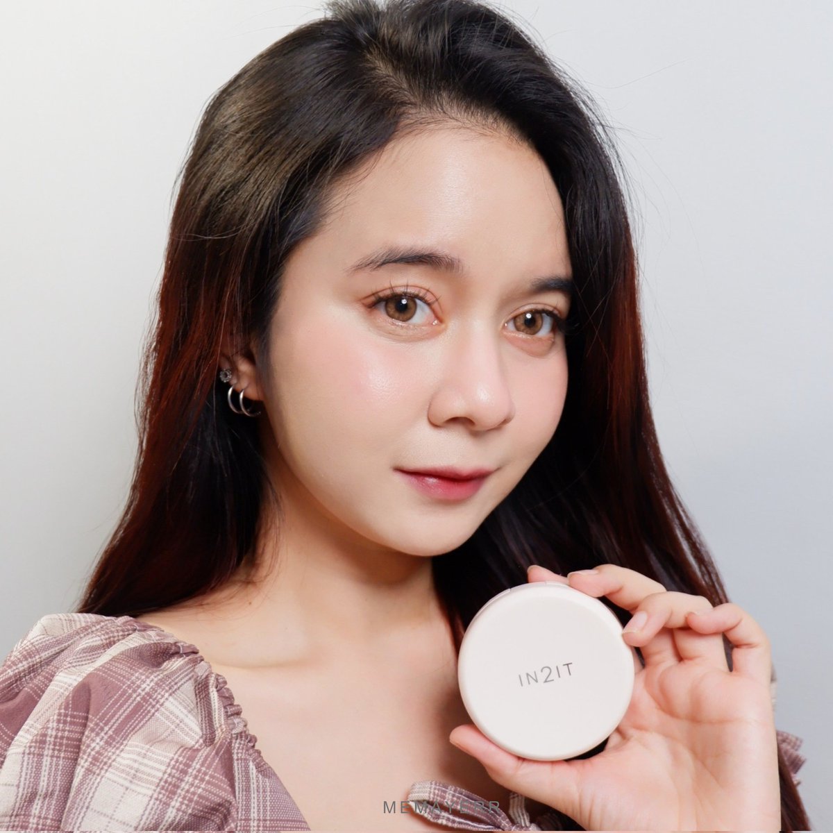 เว่อร์มากกกก ผิวสวยมากกกก 🩷 IN2IT TRUE SKIN CUSHION คุชชั่นฟินิชเซมิแมตต์ งานผิวสวยมาก ไม่เยิ้มไป ไม่แห้งไป เบาผิวโพดๆ แล้วเบลอผิวแบบติดฟิลเตอร์เลยอะ มีบำรุงด้วย กันแดดด้วย ใช้แล้วผิวไม่ดรอป ไม่ต้องเติมระหว่างวันเลย เลิศสะเดิด ! 

เขา​มีทั้วหมด 4 เฉดนะ โทนคนไทยใช้ได้สบายๆ 
1N 🍦
