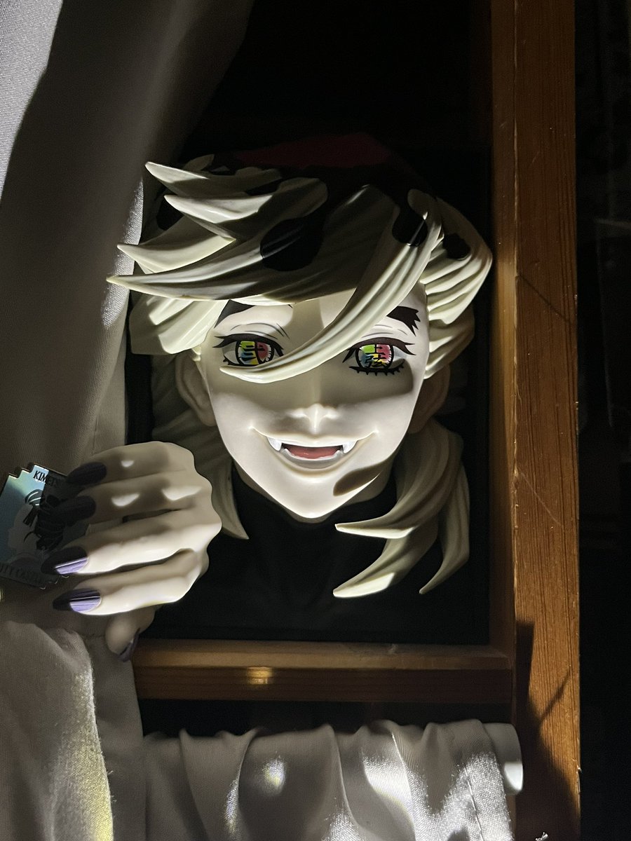 公式の写真みたいに本の間もアリかもしれんけどカーテン開けさすのもかなりいいぞ😂光の当て方はわざと‼️wwwww