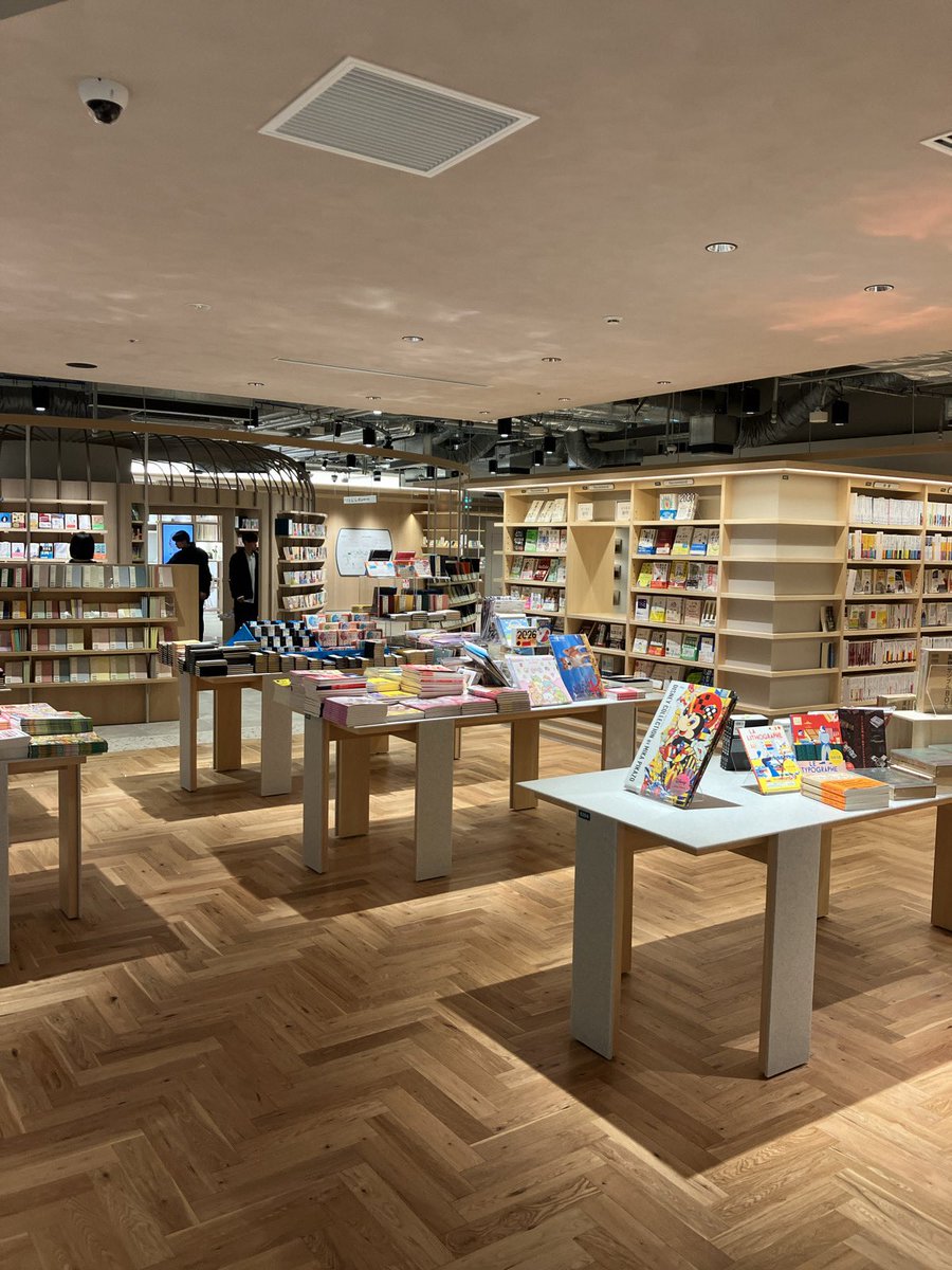 #BUNKITSUTOKYO
何度か訪れているけれど、書店としての魅力が感じられないのは何故なのか考えている。何かが足りない。