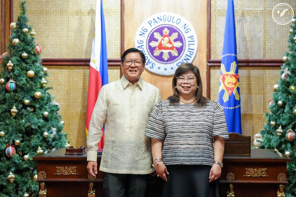 LOOK: President Ferdinand Marcos Jr. administers the oath of office to Dean Pauline Alfuente as  Acting Member of the Board of Directors of the Department of Finance–Credit Information Corporation. 📸 PCO <a href="/inquirerdotnet/">Inquirer</a>
