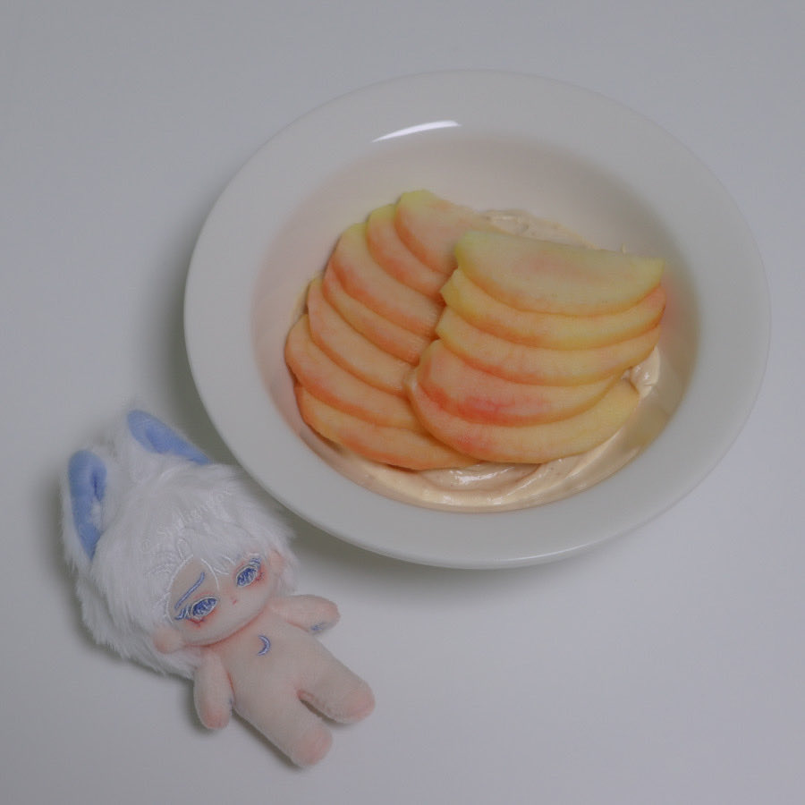 열심히 먹었던 땅콩버터 그릭요거트 사과
날이 추워지면서 끝물이 되어가니 점점 작아져서 사과 지름이 5깅이보다 작아졌지만…사과가 예뻐서 열심히 먹었어요

#여우의_수제솜
5cm 일반체(정상체) 수제작 솜인형