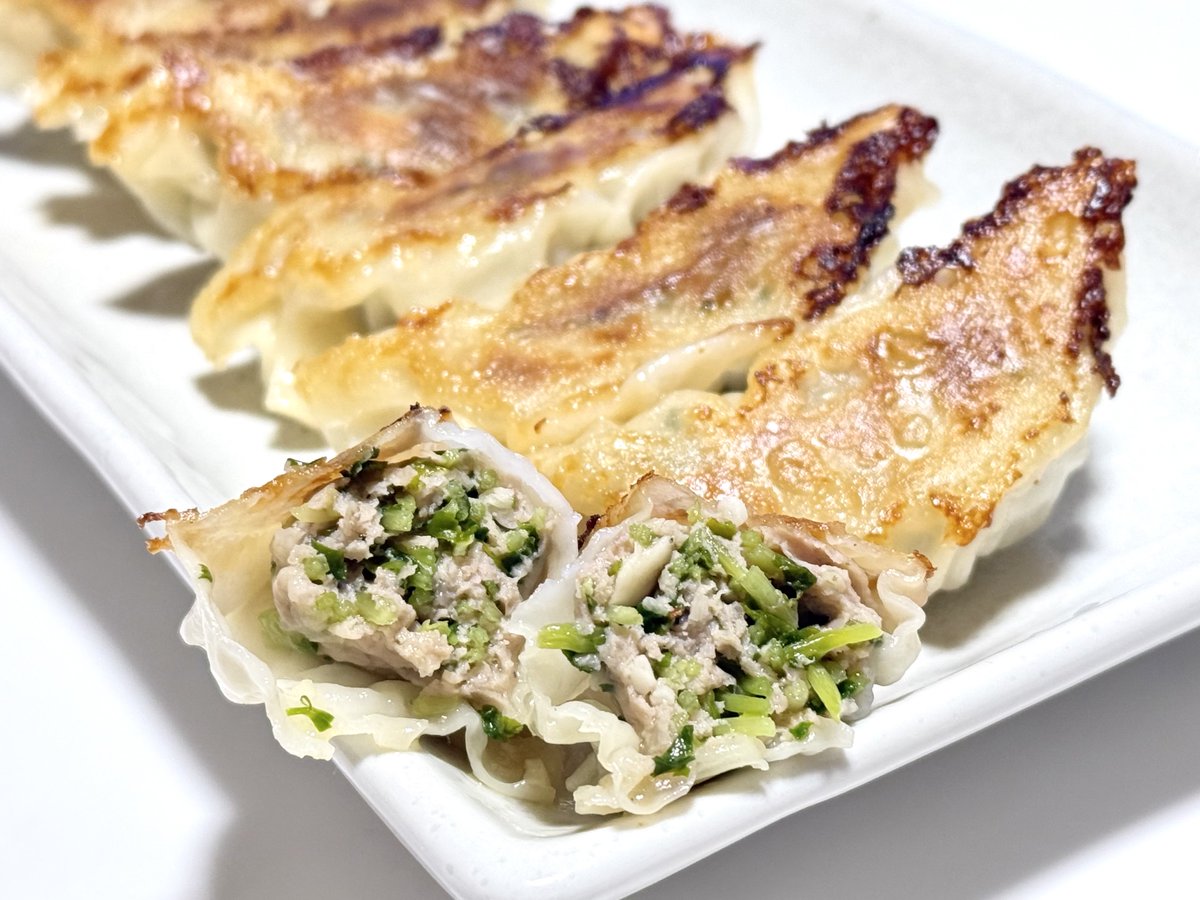 豆苗餃子作ってみました！！

アンには、カットした豆苗とみじん切りにした玉ねぎ、すりおろし生姜＆ニンニク、ひき肉を使用。
豆苗と相性が良さそうなニンニクは多めに入れました✨

我ながら美味しく作れて大満足です！！