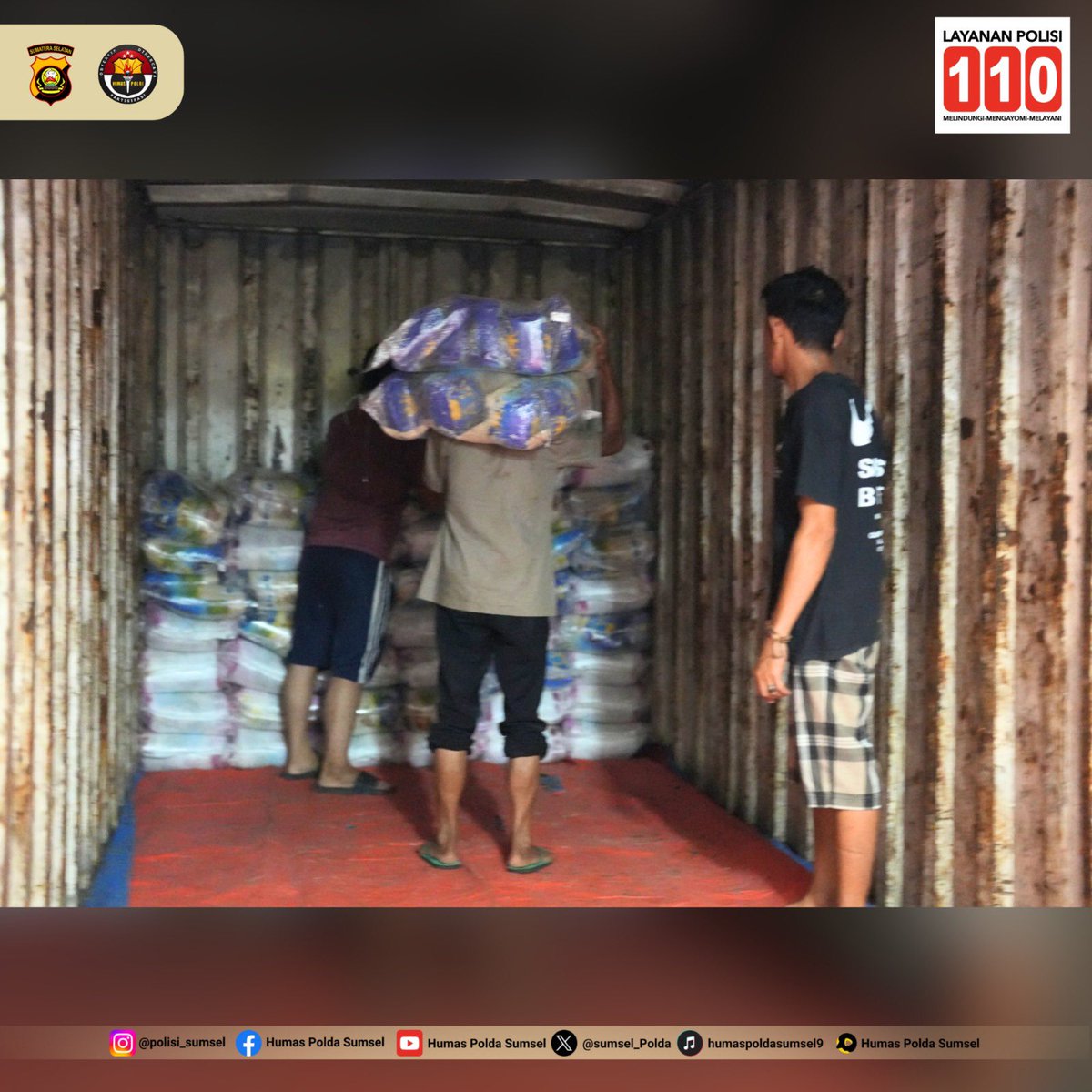 Polda Sumsel Lakukan Loading Bantuan Logistik untuk Bencana Banjir dan Longsor di Sumatera Utara

Polda Sumatera Selatan kembali menunjukkan kepedulian dan respon cepat terhadap bencana yang terjadi di Tanah Air. Pada Selasa malam, 2 Desember 2025, personel Bidhumas Polda Sumsel