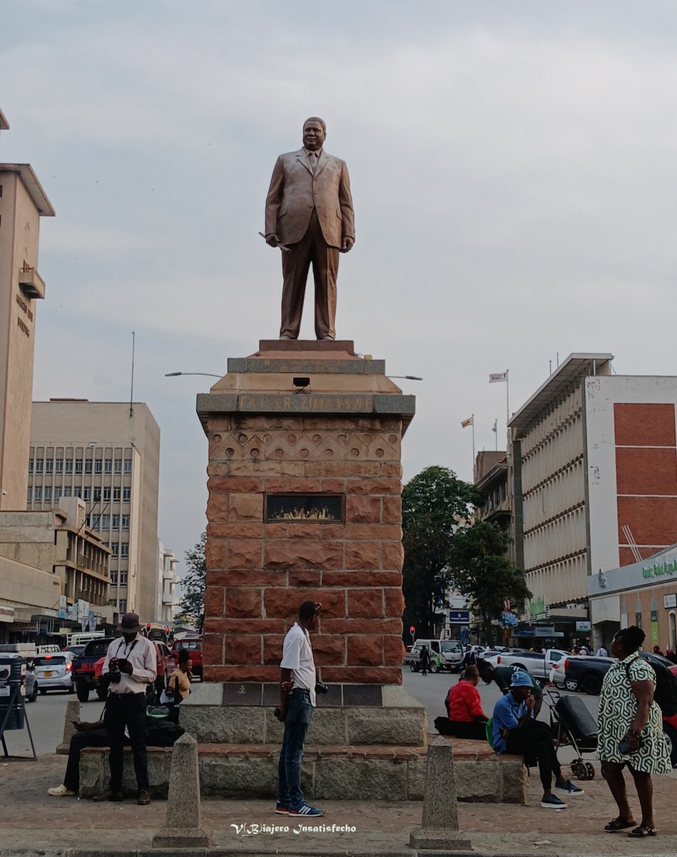 Bulawayo, la segunda ciudad de Zimbabue, en número de habitantes. Posee, además, buenas influencias coloniales, como edificios e infraestructuras.
[Breve 'post' en el BLOG].
viajeroinsatisfecho.com/2025/12/bulawa…