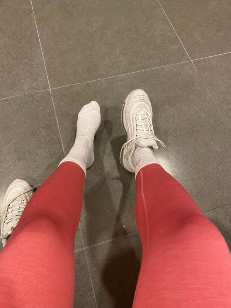 Powąchaj moje spocone stopy po treningu szmato! 👑