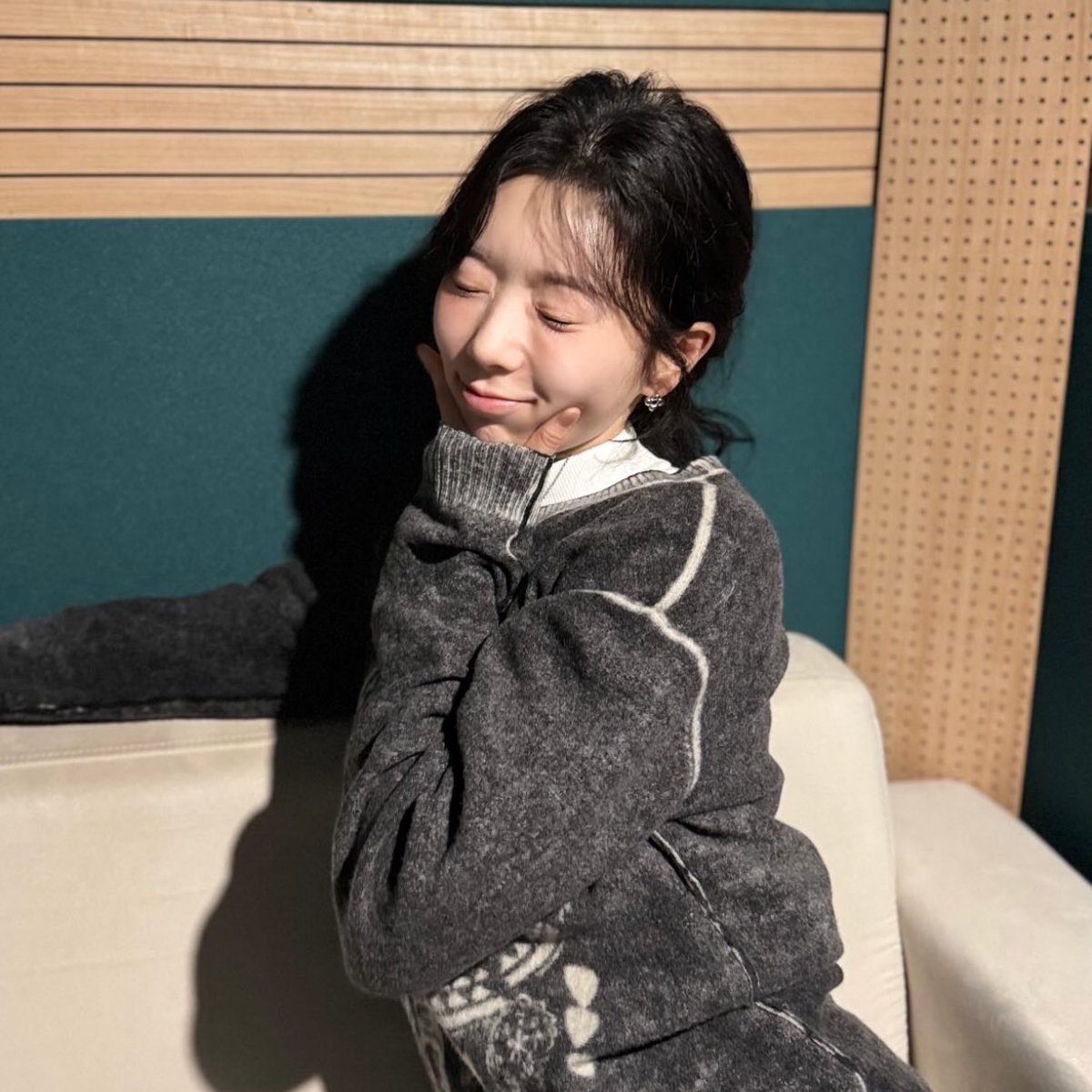 너무 귀여워서 실수로 회사에서 책상 쳣어요 ..