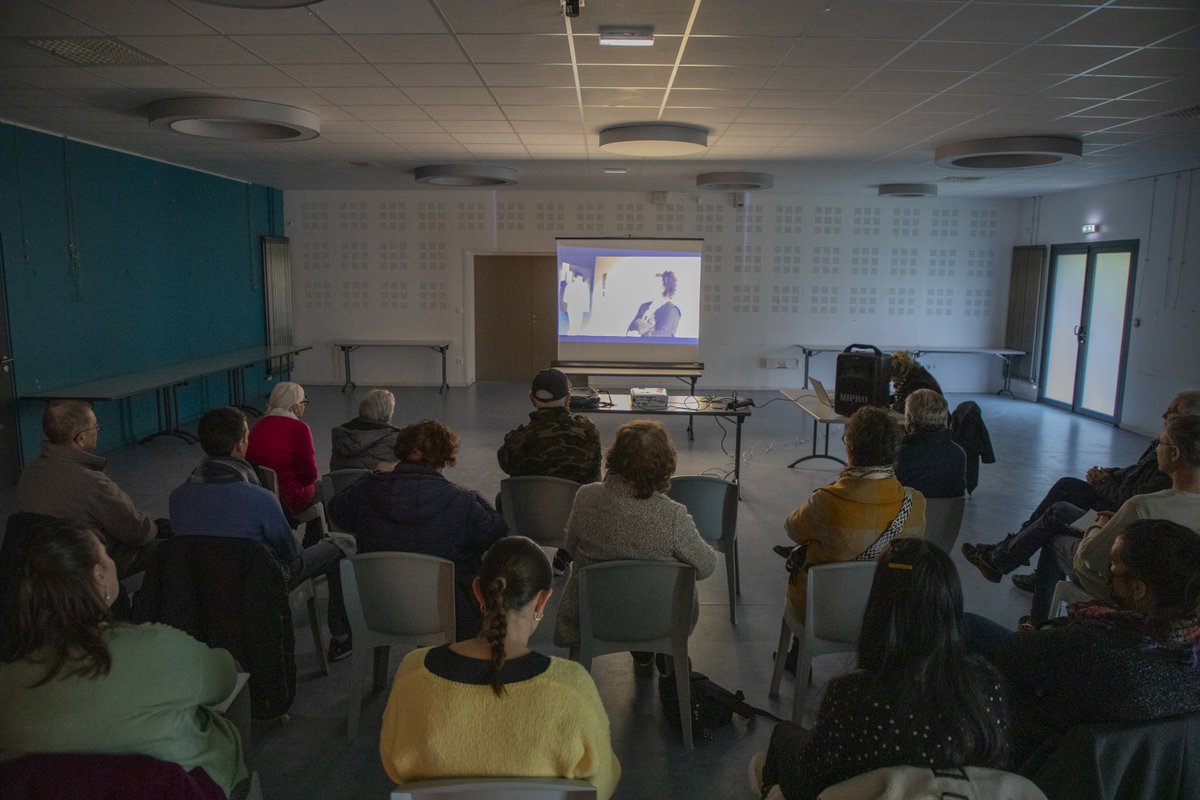 🎥 | Hier après-midi, une projection des vidéos de témoignage des habitants réalisées dans le cadre du projet « Histoire et mémoire » était organisée à l’espace Neuwirth, au Val de l’Aurence.
✅ A l’issue de la séance, gratuite et ouverte à tous, un temps d’échanges avec la