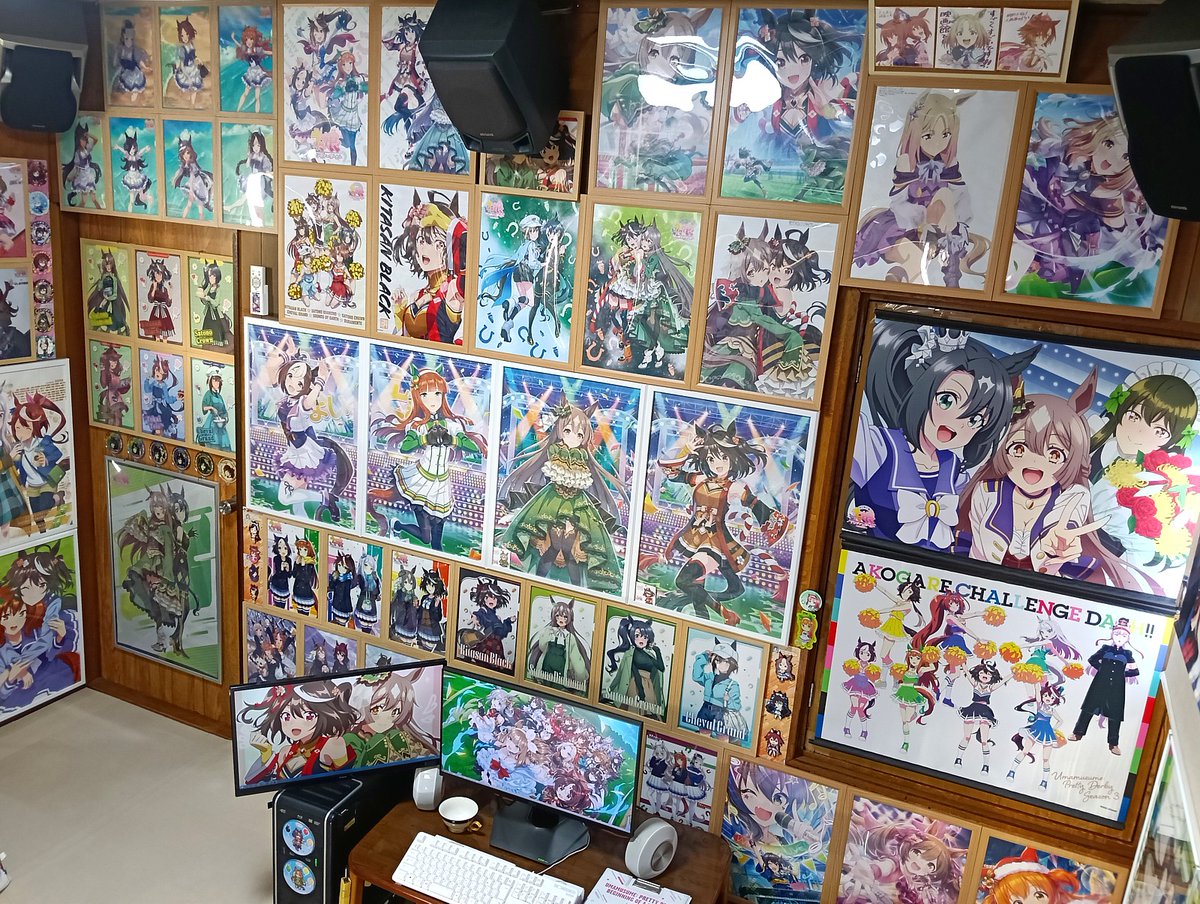 ウマ娘にドハマりし
増えすぎたグッズの置き場に困った結果
思い切って“ウマ娘部屋”に魔改造してから
一年が過ぎました！
その間、大変ありがたいことに
フォロワー様もたくさん増えました🙏
こちらが現在の部屋の様子です（2/2）✨

#12月になったのでフォロワーさんに自己紹介しようぜ