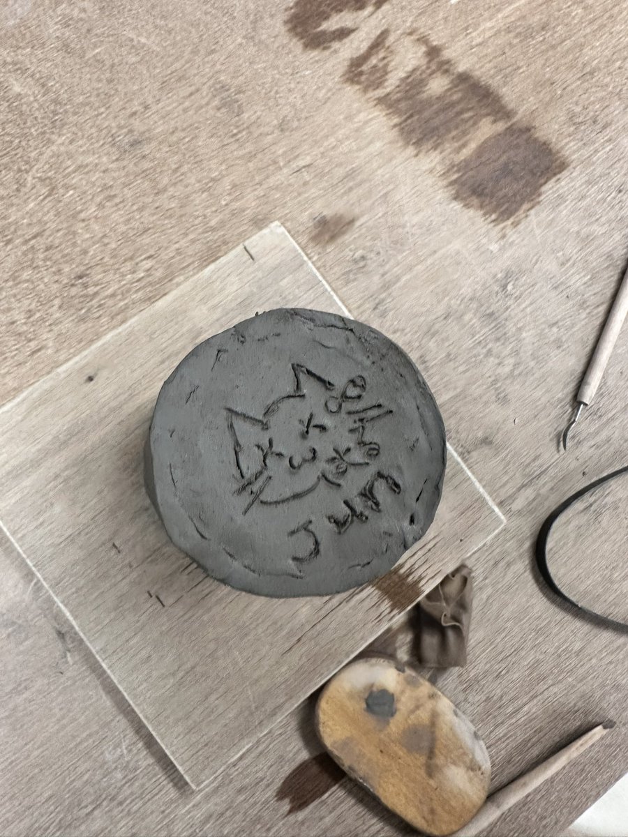 今日でとりあえず、マイイベの陶芸参加の方分の終わった！！
最後はじゅんじゅんの！

最後の最後に、教室に陶芸に押せる柄用のスタンプがあると知り、残念( ´･ω･`)

私のフリーハンドの模様でごめんちゃい( ´･ω･`)
陶芸のサインはこんな感じでつ。

愛は生まれませんでした。