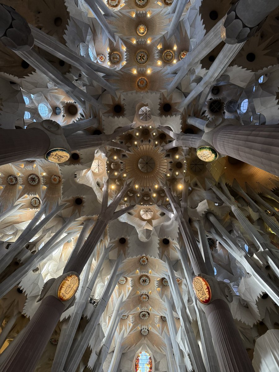 HIGASIDAI's tweet image. サクラダファミリアの礼拝堂を前にして、六本木男声合唱団ZIG-ZAGの一員としてレクイエムを歌いました。
素晴らしいかけがえのない経験に、心から感謝です。

#東大源　#サクラダファミリア　#レクイエム
#六本木男声合唱団ZIGZAG   #バルセロナ