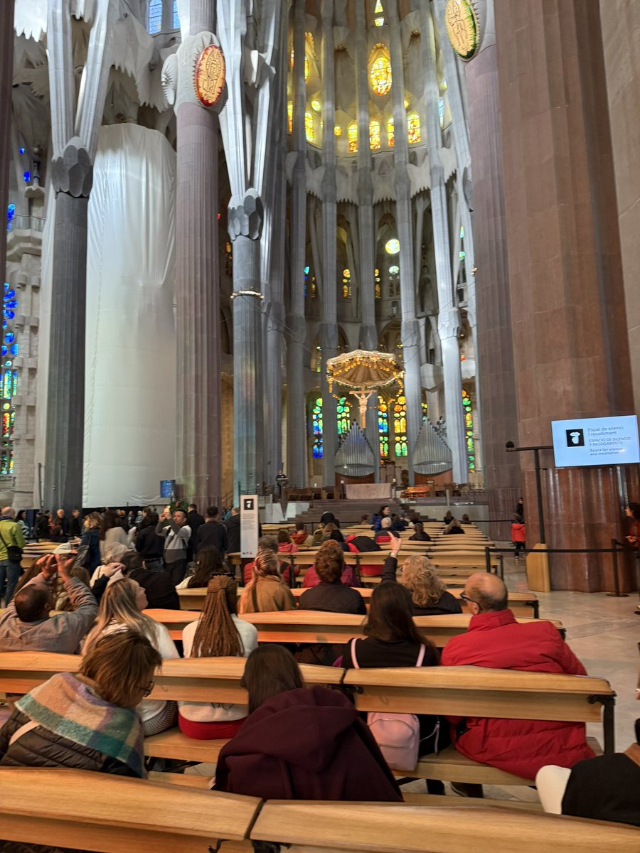 HIGASIDAI's tweet image. サクラダファミリアの礼拝堂を前にして、六本木男声合唱団ZIG-ZAGの一員としてレクイエムを歌いました。
素晴らしいかけがえのない経験に、心から感謝です。

#東大源　#サクラダファミリア　#レクイエム
#六本木男声合唱団ZIGZAG   #バルセロナ