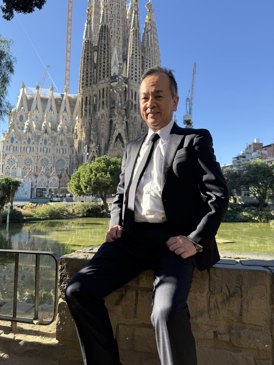 HIGASIDAI's tweet image. サクラダファミリアの礼拝堂を前にして、六本木男声合唱団ZIG-ZAGの一員としてレクイエムを歌いました。
素晴らしいかけがえのない経験に、心から感謝です。

#東大源　#サクラダファミリア　#レクイエム
#六本木男声合唱団ZIGZAG   #バルセロナ