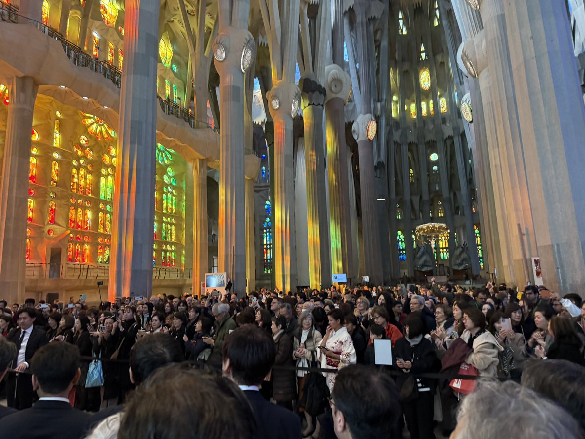 HIGASIDAI's tweet image. サクラダファミリアの礼拝堂を前にして、六本木男声合唱団ZIG-ZAGの一員としてレクイエムを歌いました。
素晴らしいかけがえのない経験に、心から感謝です。

#東大源　#サクラダファミリア　#レクイエム
#六本木男声合唱団ZIGZAG   #バルセロナ