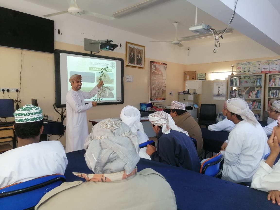 بالتعاون مع دائرة الثروة الزراعية وموارد المياه بسناو ألقى المهندس يوسف الرواحي محاضرة عن:الحملة الوطنية لإزالة أشجار الغاف البحري(المسكيت)لطلاب الصف الحادي عشر وضح فيها التعريف بالشجرة والأضرار التي تسببها وطرق انتشارها وطرق التخلص منها والتعريف بالجهود المبذولة للتخلص منها