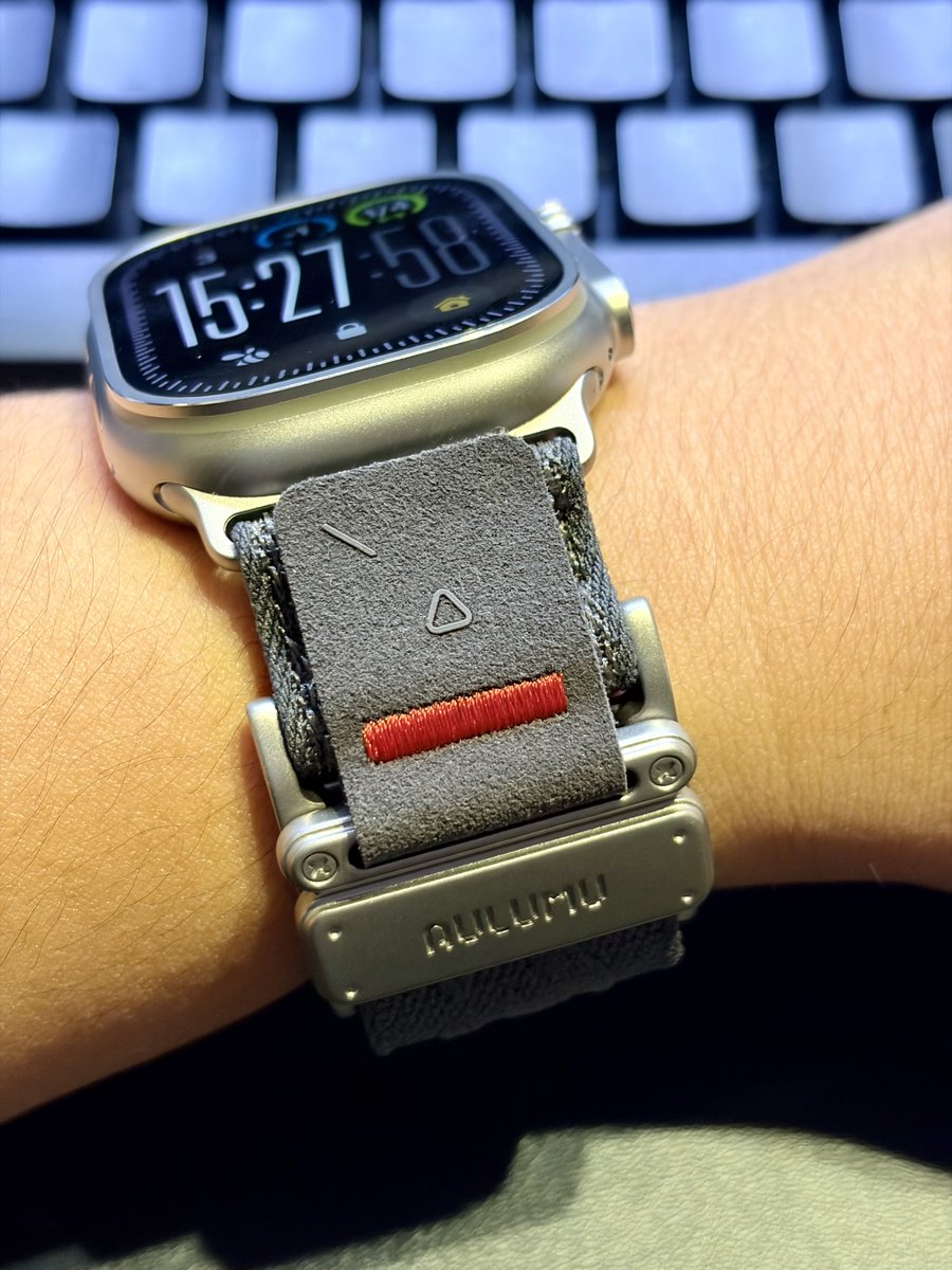 gadgethomes's tweet photo. 楽しみにしてたAULUMUの新しいApple Watchバンドが届いたー🙌

チタン製のバックルがかっこいいし、マグネット装着で着脱が簡単
バンド自体はやわらかいからつけ心地も最高

これは買ってよかった！

#AULUMU
#C03 https://t.co/nSMfr6icdY