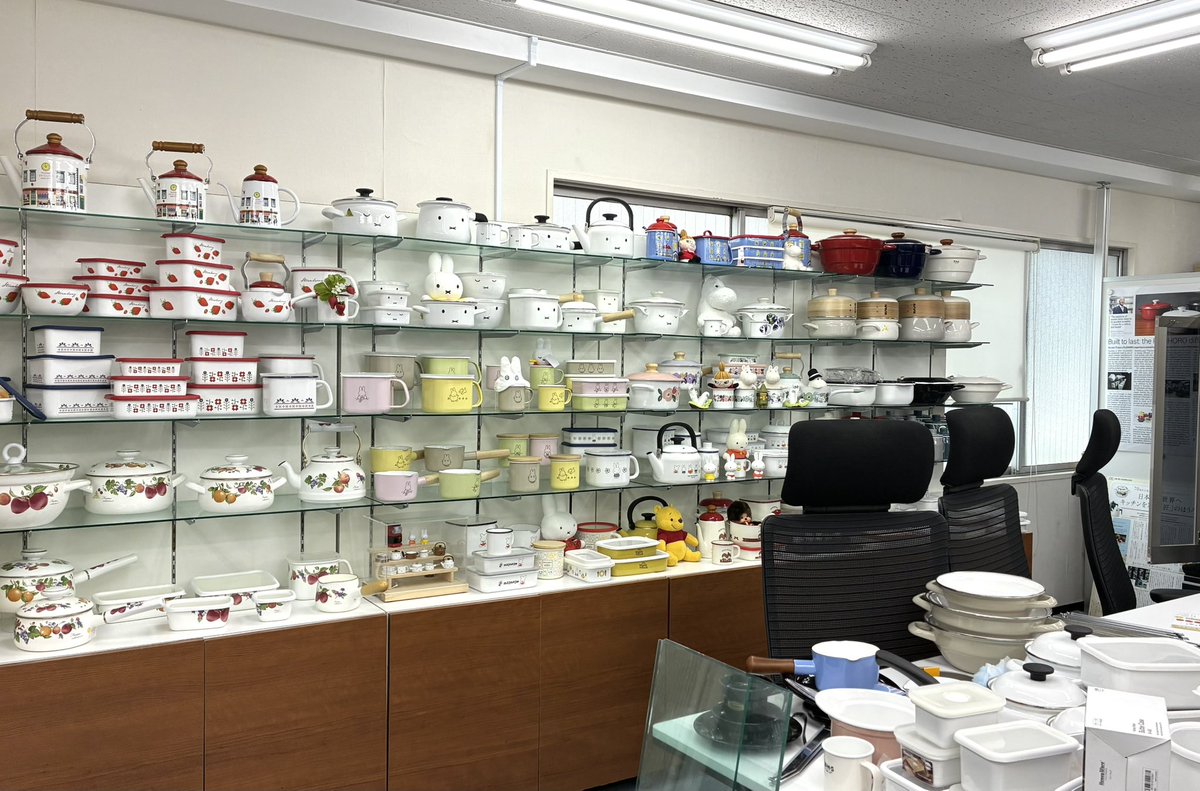 fujihoro_japan's tweet photo. 陳列が得意な新人ちゃんが入社したので陳列をしてもらいました、めっっっちゃくちゃ綺麗🤦‍♀️

←before after→ https://t.co/GqUJ6zfTrv