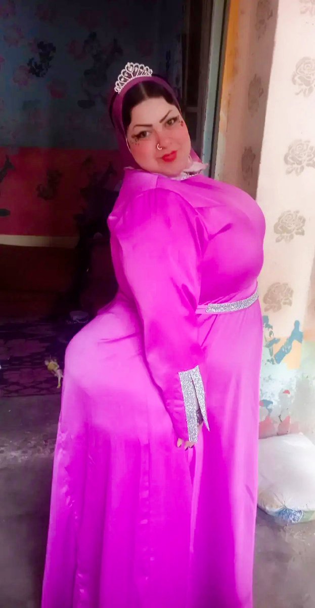 👩🏻:يا حبيبي عمك جرجس الترزى بره في الصالة سلم عليه
🧑🏻:مكنتش متخيل انه هيطلع بالمنظر ده 
👩🏻: للدرجادي الفستان تعبك خد بالك عشان عمك جرجس عينه زايغه خالص 
🧑🏻:غصب عنه محدش يقدر يقاوم طيازك وبزازك
👩🏻:بحب كلامك عني اوي يا قلب اختك انا هطلعله أضيق الفستان من عند الهنش شويه عشان واسع