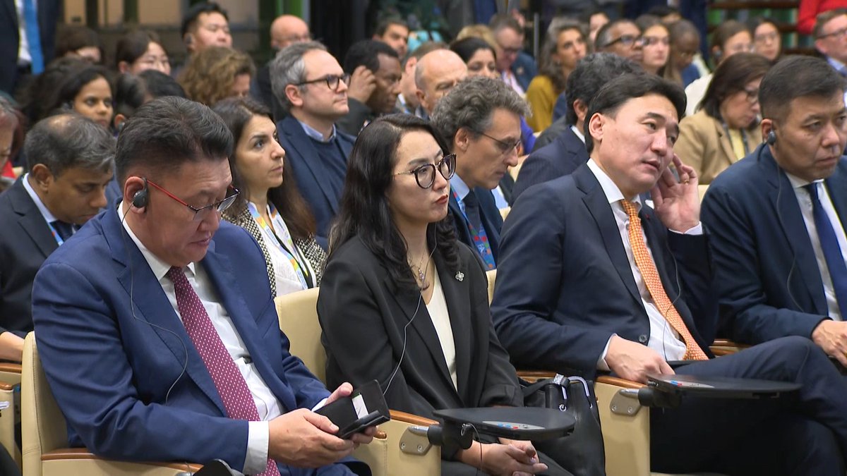 Иргэдэд шатахуун олдохгүй өдөржин шөнөжин оочирлож байхад салбарын сайд нь Ерөнхийлөгчийг дагачихсан Италиар зугаалж явна‼️‼️‼️