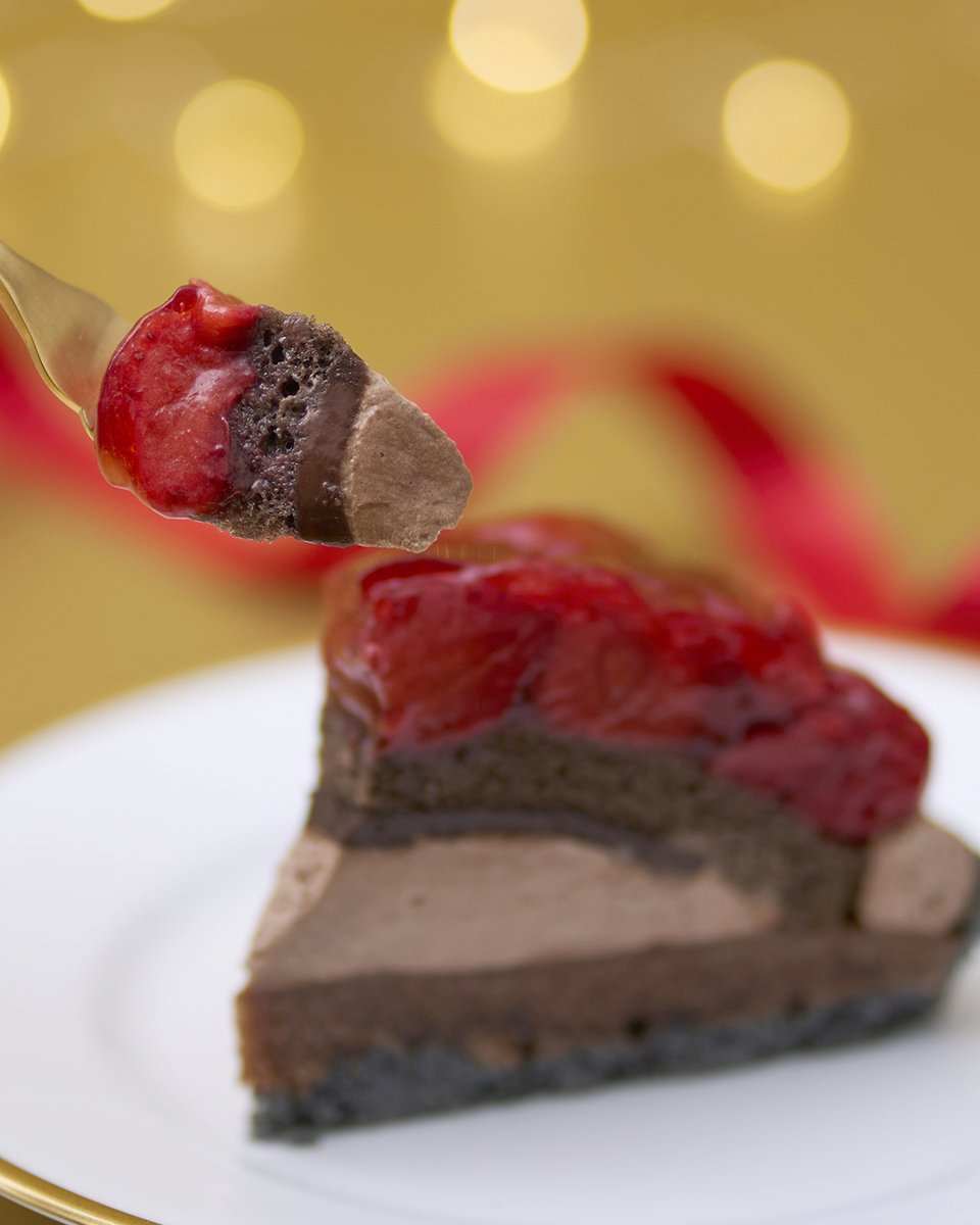 ✨甘酸っぱいストロベリーと濃厚な風味のチョコレートが楽しめる #ストロベリーandチョコレートタルト が登場🍓🍫

大粒のストロベリー果肉をベリージャムで閉じ込め、チョコレートホイップクリームやガナッシュを重ね合わせました💫