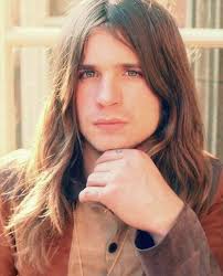 mariobianchi18's tweet image. Il #3dicembre 1948 nasceva #JohnMichaelOsbourne, Ozzy perchè per un disturbo non riusciva a pronunciare il cognome senza ripetere Os-Os-Os-Bourne. &quot;Padrino dell&apos;heavy metal&quot;, indole trasgressiva: prima come frontman dei Black Sabbath poi da solista, ha venduto 100 mln di dischi.