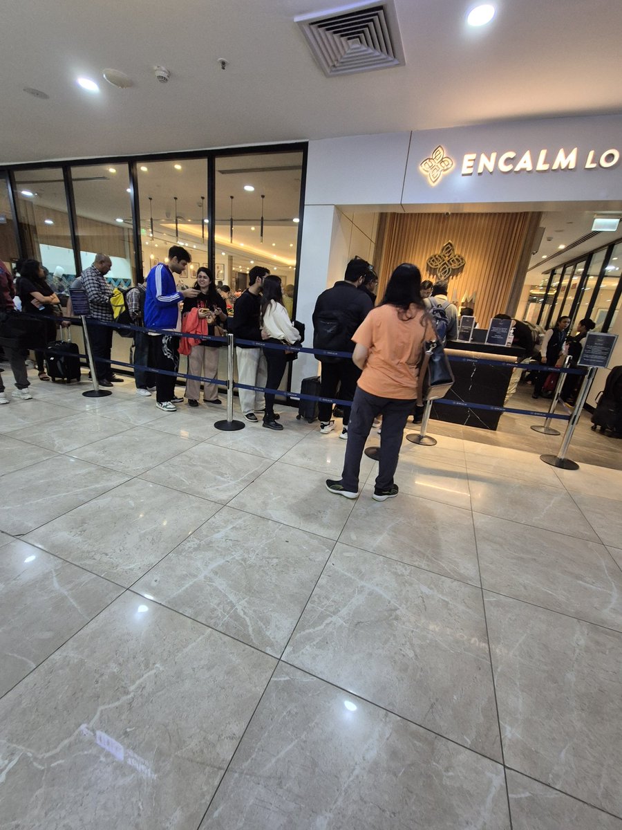 fly_withRD's tweet photo. I genuinely regret not spending just 10k on Scapia card last month, after looking at this long queue for Encalm lounge😭😅 ☕
#scapiacard #ccgeeks #creditcardpoints
📍 T2, Delhi Airport https://t.co/eyR8Xr6BBk
