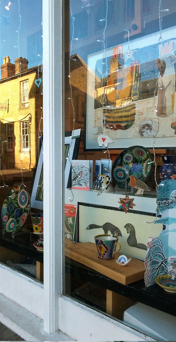 stevep1407's tweet image. Seasonal touch to a quaint art shop, nw Essex.

#WindowsOnWednesday #alphabetchallenge  #WeekWforWindows