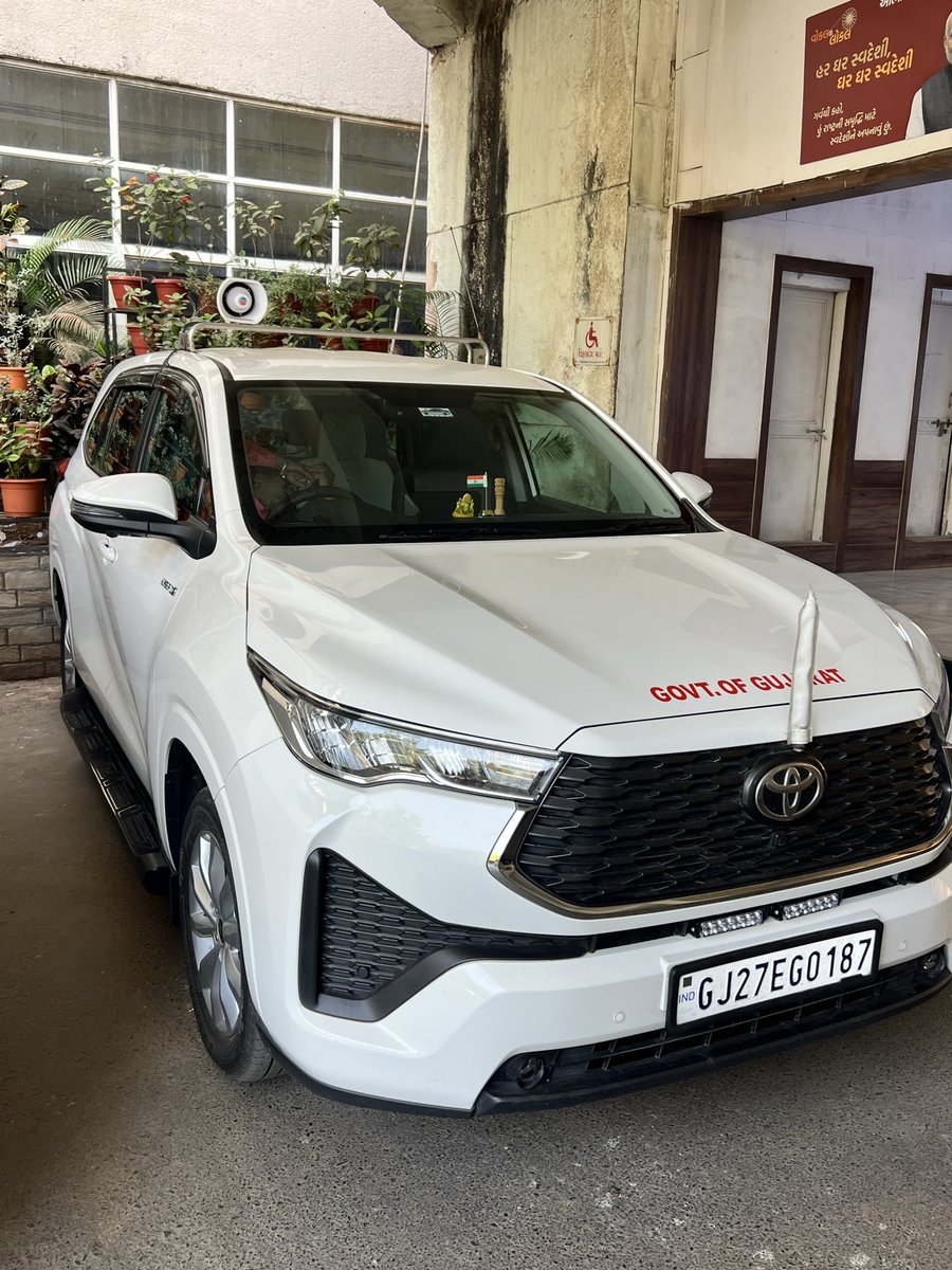 Another private vehicle with illegal siren and flasher light fitted.. Not Government vehicle but marking as "GOVT OF GUJARAT" on it.. So please take a strict action against the vehicle owner <a href="/GujaratPolice/">Gujarat Police</a> @artovastral <a href="/Rtoahmedabad/">rtoahmedabadGJ01</a>
