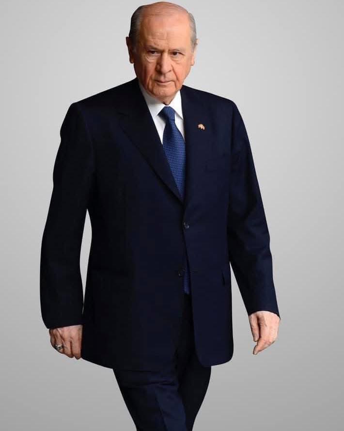 Şehit ailelerimiz kaygılanmasın. Gazilerimiz korkuya kapılmasın. Onların başlarını öne eğdirmeyeceğiz.

Pazarlık içinde değiliz.

Al-ver sürecine tamamıyla kapalıyız.

Lider Devlet BAHÇELİ