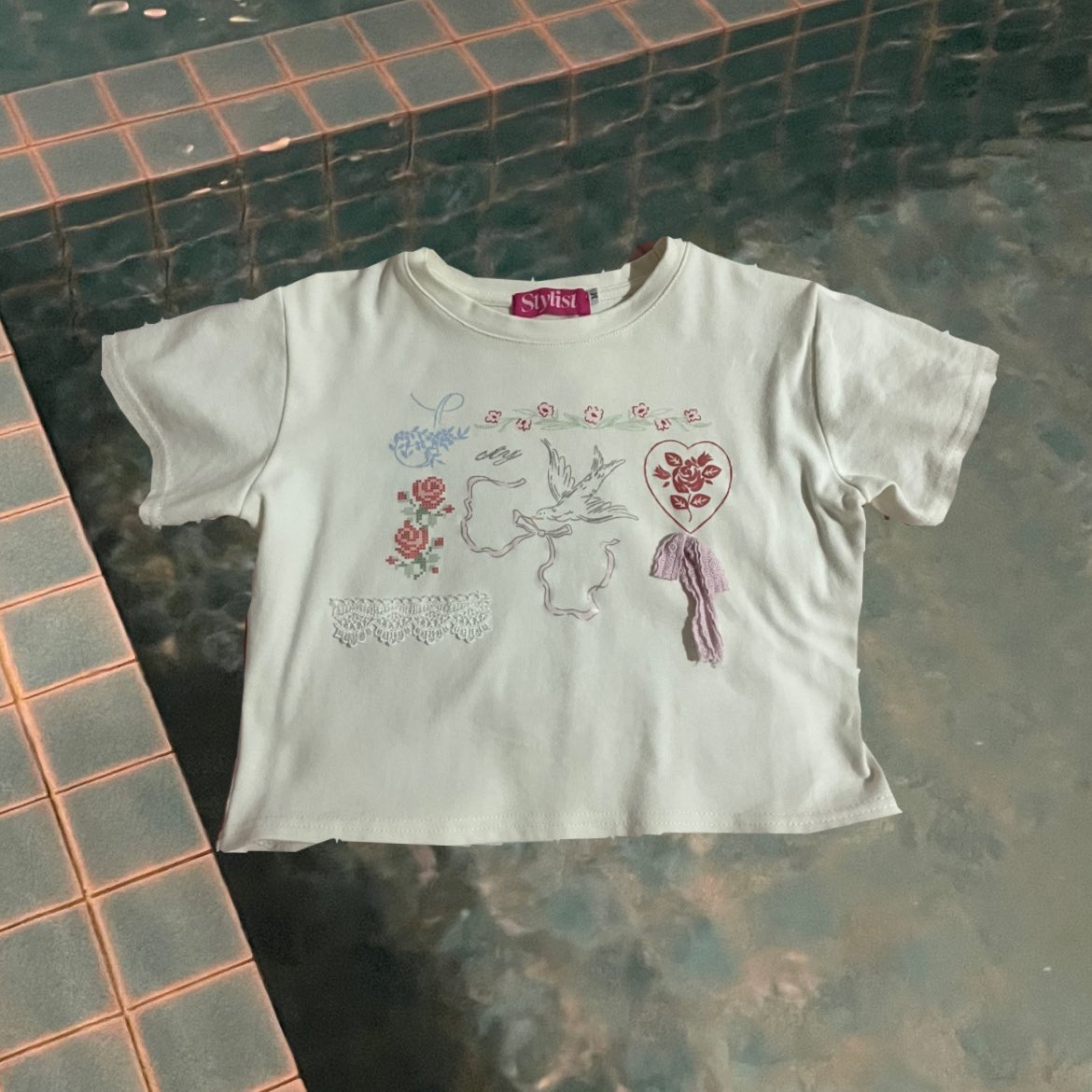 ส่งต่อเสื้อ baby tee stylist shop 🧶🪡
Price 170.- รวมส่ง👁️👄👁️
Size m 
#ส่งต่อเสื้อผ้ามือ2 #ส่งต่อเสื้อผ้ามือสอง #ส่งต่อเสื้อผ้ามือสองราคาถูก #ส่งต่อเสื้อผ้ามือสองสภาพดี #ส่งต่อเสื้อผ้าราคาถูก