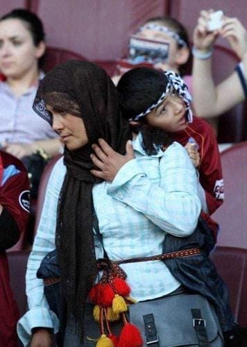 Selam olsun! | ✍ <a href="/AksalYavuz/">AKSAL YAVUZ</a>

"Çalışmaktan elleri nasır tutan anne, 16 yaşındaki Muhammed’ine önce bordo-mavi formayı giydirmiş, sonra da odun, fındık, çay ve çayır taşıdığı sırtına almıştı hayatına anlam katan değerini…"

milliyet.com.tr/skorer/aksal-y…