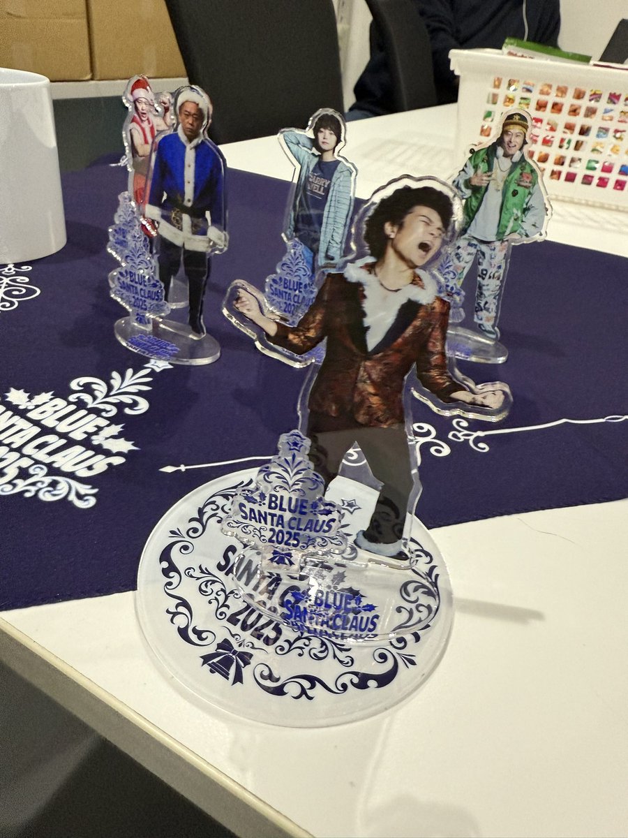 Ryoji_Takarabe's tweet image. いよいよ明後日からブルーサンタクロース始まります！！本番までに総フォロワー150万人目指すぞ宣言したけど、計算したら達成してたっ！！やった！！！

ブルーサンタ頑張るぞー！
メリークリスマス🎅

あ、人生初のアクスタできました😂
個人の活動だと出さなかったからなんか不思議！笑…