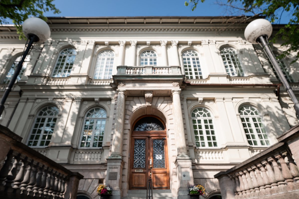 Int_IDEA's tweet image. We’re thrilled to welcome Member State representatives back to Stockholm and @Int_IDEA Headquarters for the annual Council meeting.

Highlights include:

💻 Briefing on Digital Disruption to Democracy with Alberto Fernández Gibaja, Head of Programme at International IDEA

🌱…