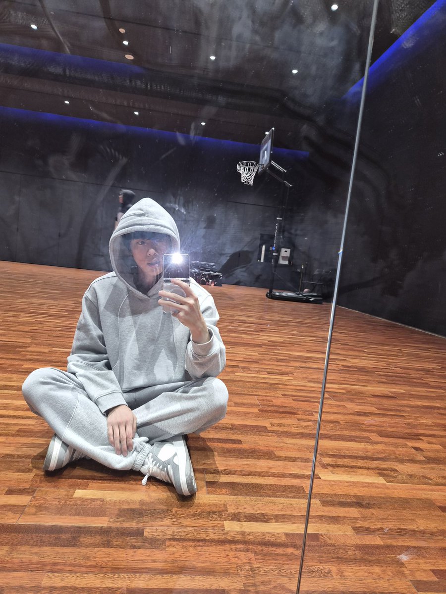 charts_k's tweet image. Jin on Weverse