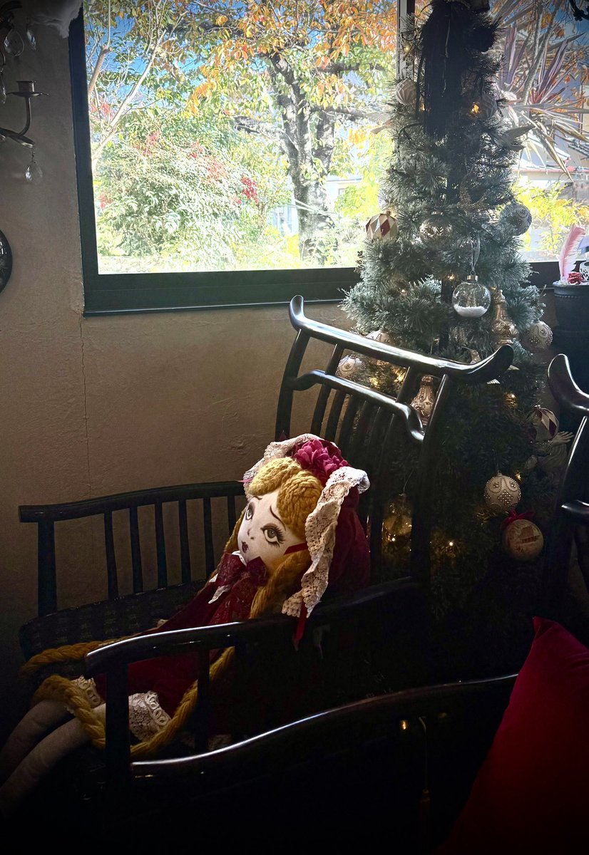 今日はcloud9に珍しいお客様が❣️
という事で本日はいよいよ黒色すみれのライブですよー
まだ間に合うので城下公会堂
に来てくださいね♪
12月3日
【当日券販売します】ベストアルバム発売記念TOUR in 岡山

Time開場 19:00 / 開演 19:30
Ticket前売 : 4,000 / 当日 : 4,500 ドリンク代別￥600