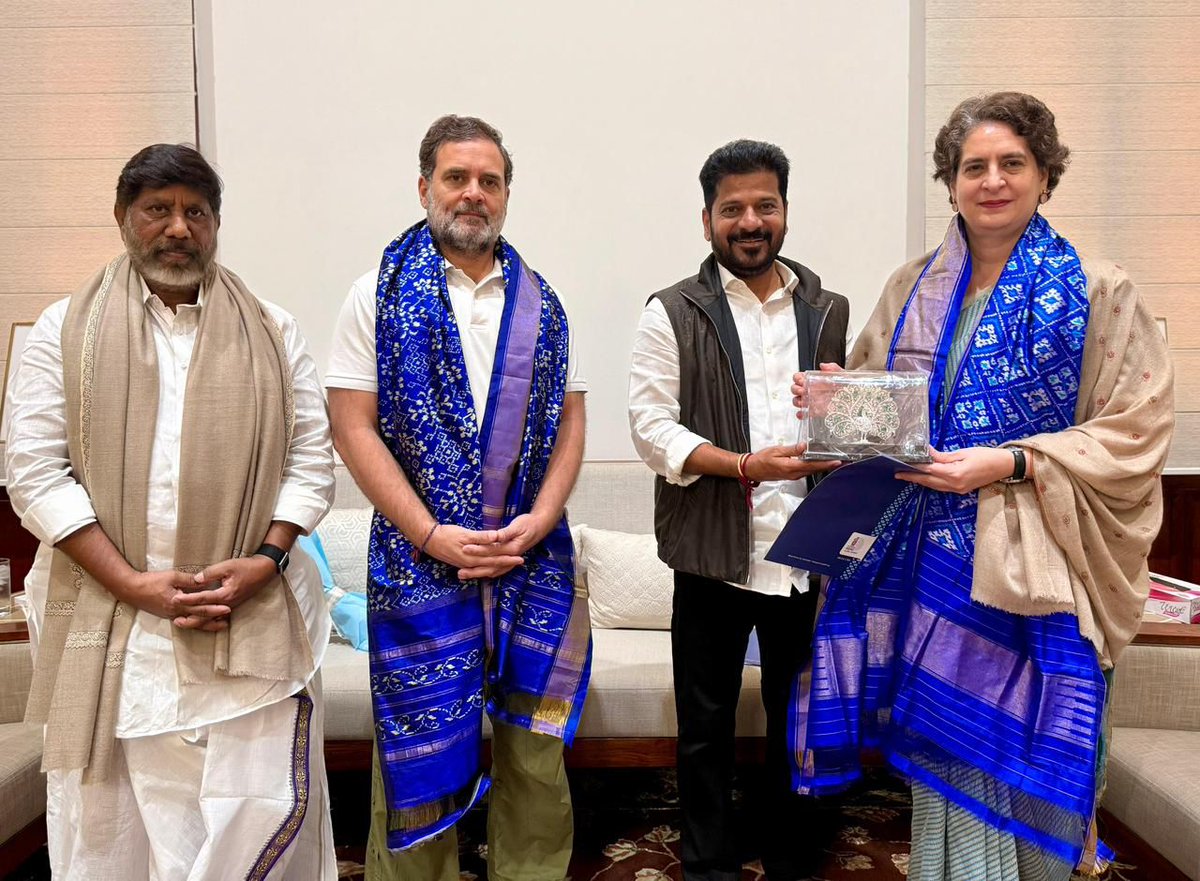 Congress4TS's tweet image. Telangana Congress team met RahulGandhi &amp;amp; Priyanaka Gandhi

న్యూఢిల్లీలో తెలంగాణ ముఖ్యమంత్రి శ్రీ రేవంత్ రెడ్డి గారు, ఉప ముఖ్యమంత్రి శ్రీ భట్టి విక్రమార్క మల్లు గారితో కూడిన ప్రతినిధి బృందం పార్లమెంట్ హౌస్‌లో ప్రతిపక్ష నేత శ్రీ రాహుల్ గాంధీ గారిని, ఏఐసీసీ ప్రధాన కార్యదర్శి మరియు…