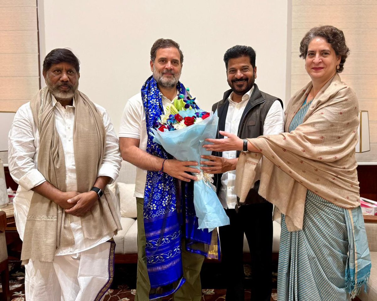 Congress4TS's tweet image. Telangana Congress team met RahulGandhi &amp;amp; Priyanaka Gandhi

న్యూఢిల్లీలో తెలంగాణ ముఖ్యమంత్రి శ్రీ రేవంత్ రెడ్డి గారు, ఉప ముఖ్యమంత్రి శ్రీ భట్టి విక్రమార్క మల్లు గారితో కూడిన ప్రతినిధి బృందం పార్లమెంట్ హౌస్‌లో ప్రతిపక్ష నేత శ్రీ రాహుల్ గాంధీ గారిని, ఏఐసీసీ ప్రధాన కార్యదర్శి మరియు…