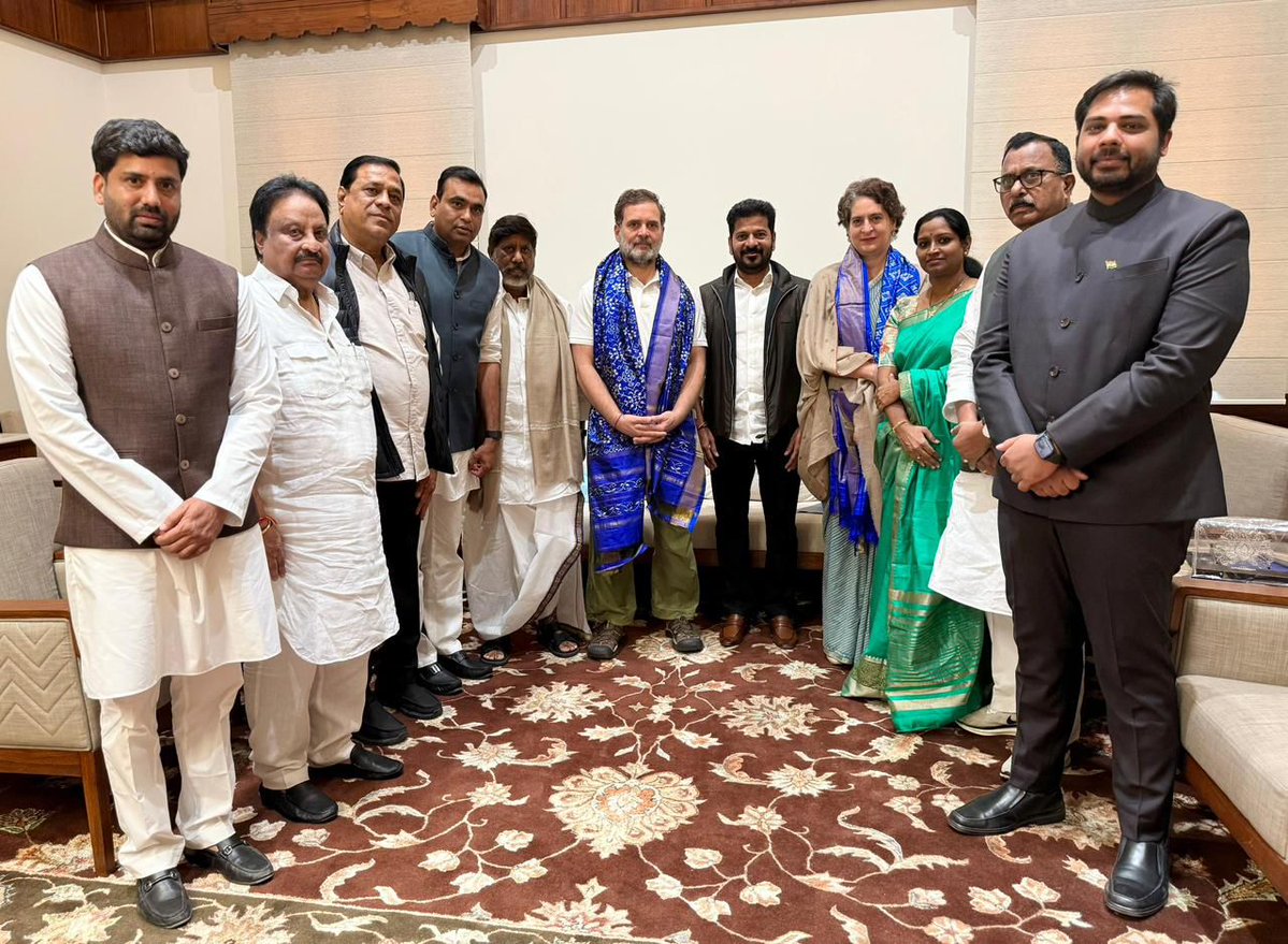 Congress4TS's tweet image. Telangana Congress team met RahulGandhi &amp;amp; Priyanaka Gandhi

న్యూఢిల్లీలో తెలంగాణ ముఖ్యమంత్రి శ్రీ రేవంత్ రెడ్డి గారు, ఉప ముఖ్యమంత్రి శ్రీ భట్టి విక్రమార్క మల్లు గారితో కూడిన ప్రతినిధి బృందం పార్లమెంట్ హౌస్‌లో ప్రతిపక్ష నేత శ్రీ రాహుల్ గాంధీ గారిని, ఏఐసీసీ ప్రధాన కార్యదర్శి మరియు…