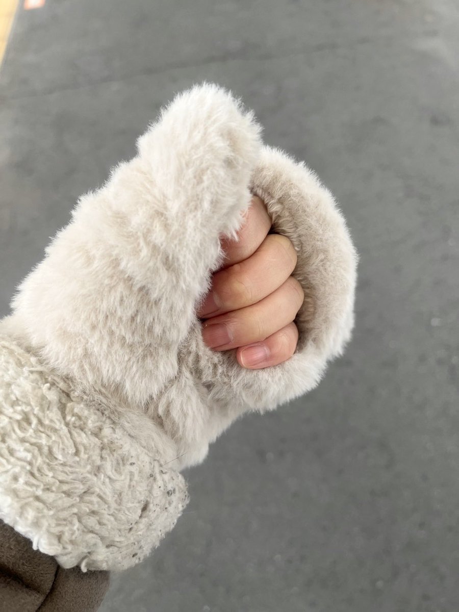 今日も寒いですね〜❄️
買ったばかりのスリコの手袋が早速大活躍してくれてます☺️🧤