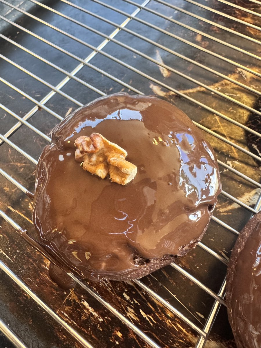 Asroll__'s tweet photo. とりあえずチ��ココーティングすれば映える🍫 https://t.co/mcDJgug1lQ