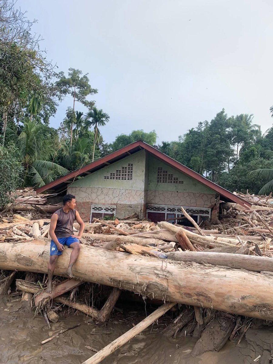 achehsultanate's tweet photo. The devastating impact of flash floods and landslides that hit parts of Sumatra.

The government should declare a national disaster and replace the forestry minister and those responsible for this disaster.

@ALJAZERA_tv @501Awani @anwa https://t.co/gbzfCuXE61