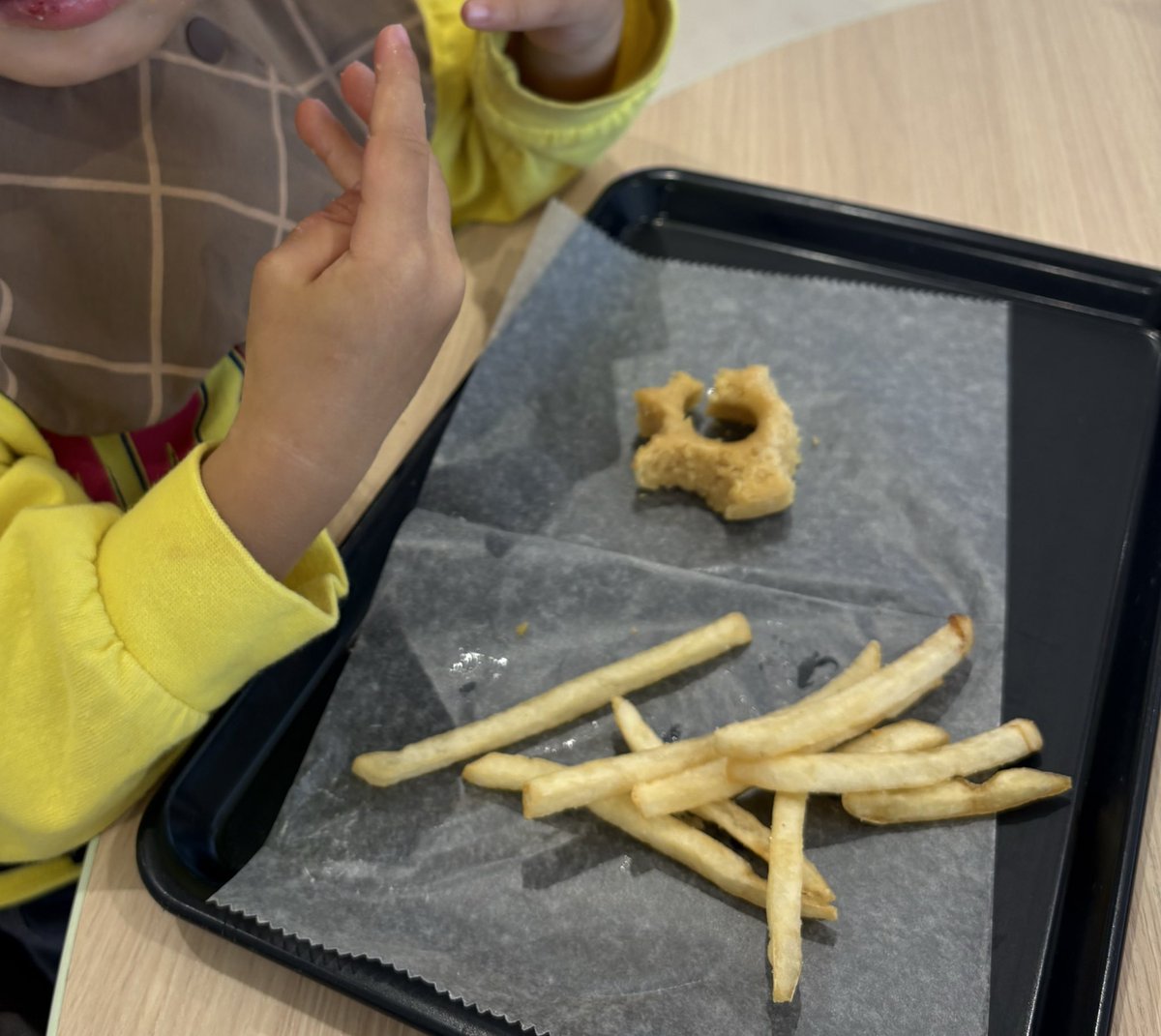 ドーナツの穴を残す人間、初めて見たw
2歳児の育児わけわからんすぎるw
毎日爆笑できて楽しい。