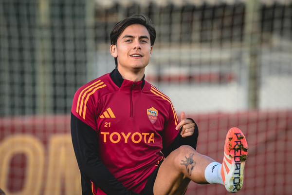 LAROMA24's tweet photo. 🟡🔴Sono più dolori che Joya. Mai così poco Dybala a Roma
➡️https://t.co/obH3G35PPZ
#AsRoma https://t.co/hpCl6nxmU2
