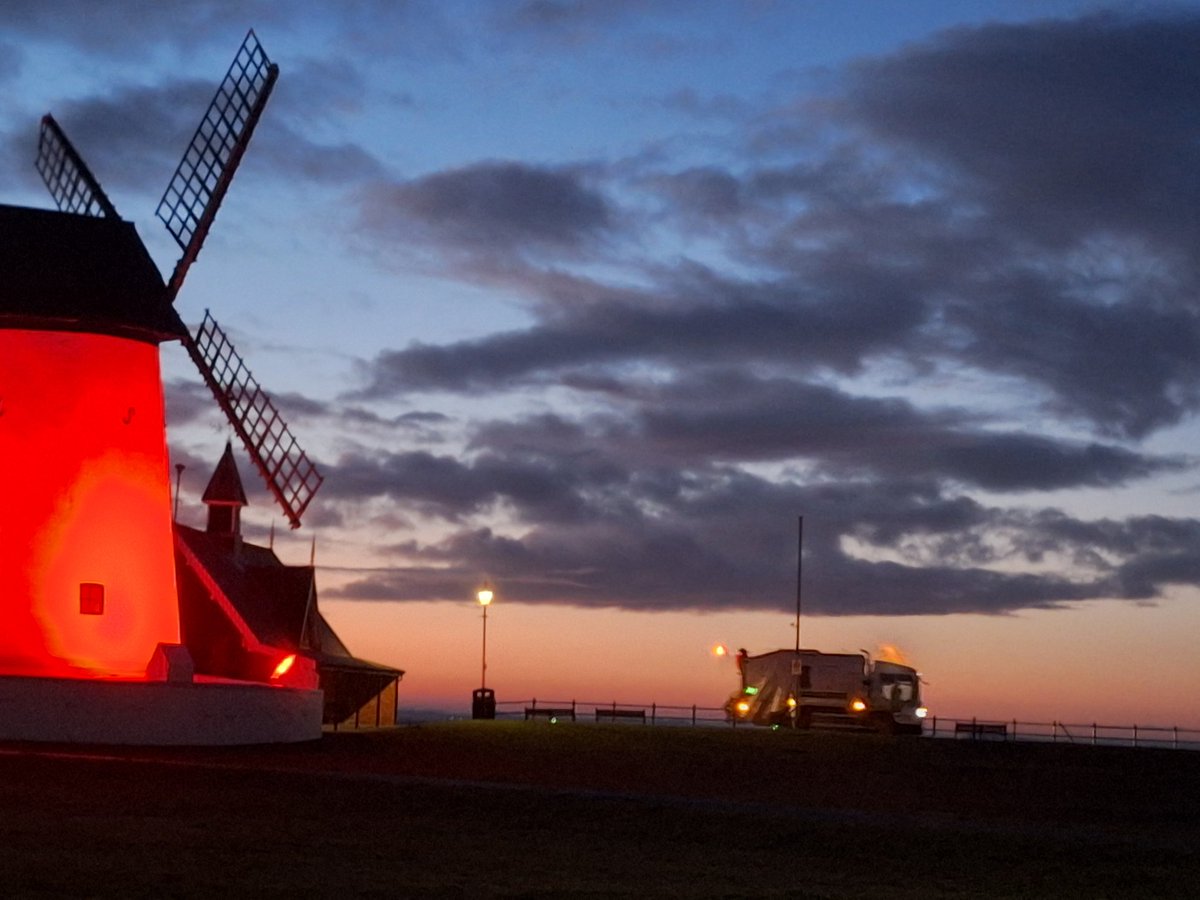 chomper_TC's tweet image. #chompers_rubbish recycling day,  bin truck at work by sunrise , how cool is that