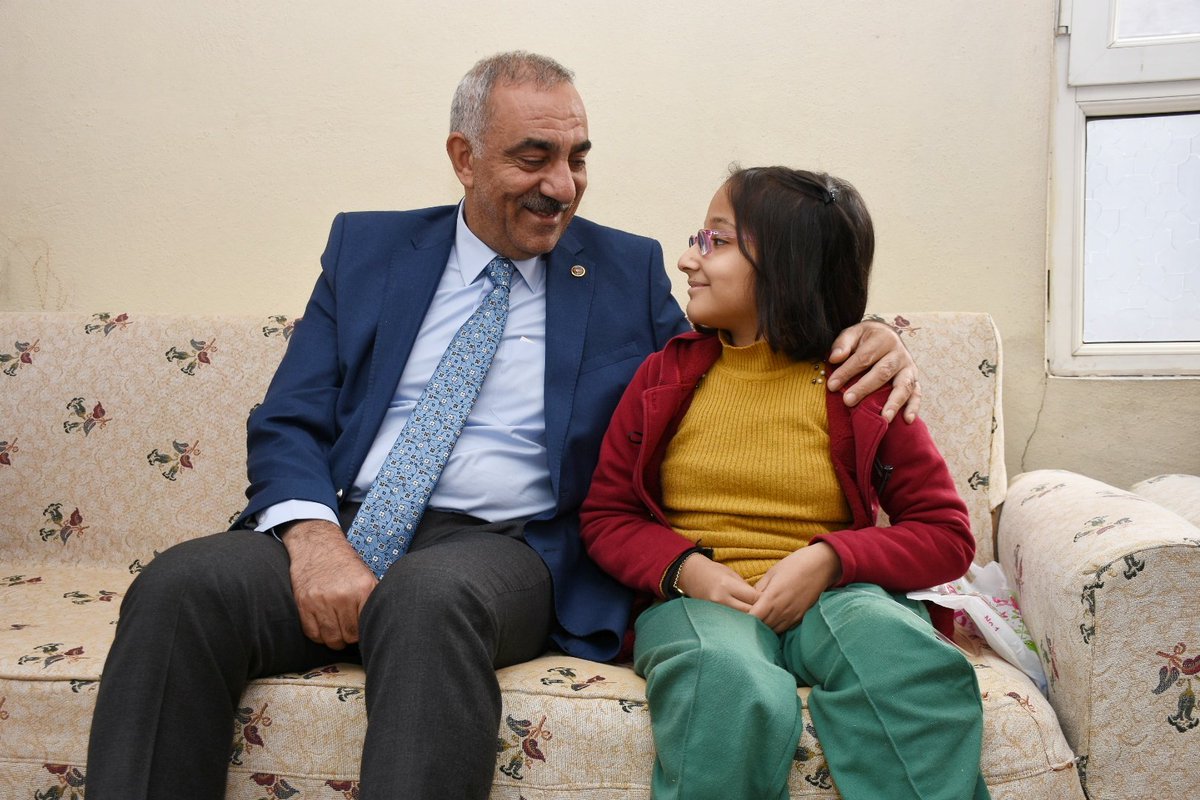 Engel, kalplerde olmadığı sürece hiçbir şeydir. Azmiyle, mücadelesiyle, hayata tutunma gücüyle bizlere ilham veren tüm engelli kardeşlerimizin 3 Aralık Dünya Engelliler Günü’nü yürekten kutluyorum. Sevgi varsa, engel yoktur.