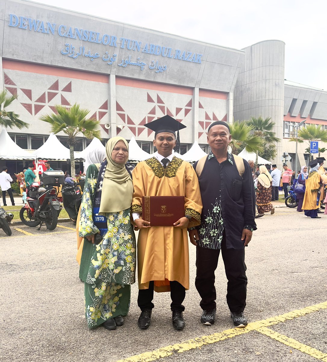 matjuandy's tweet image. Alhamdulillah. Officially graduated !! Back on stage again for my 3rd graduation🙂🙂